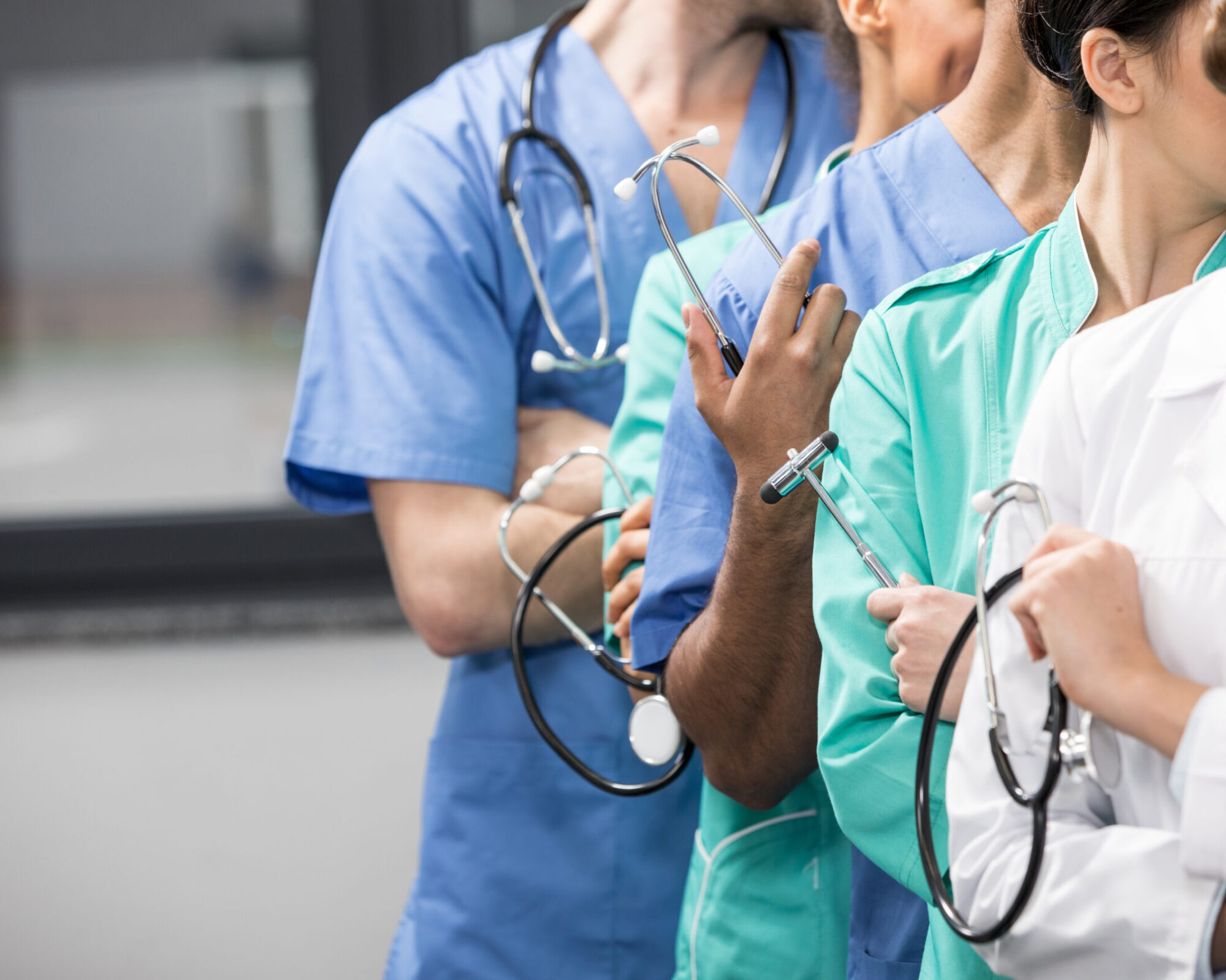 częściowy widok grupy pracowników medycznych ze sprzętem do pracy